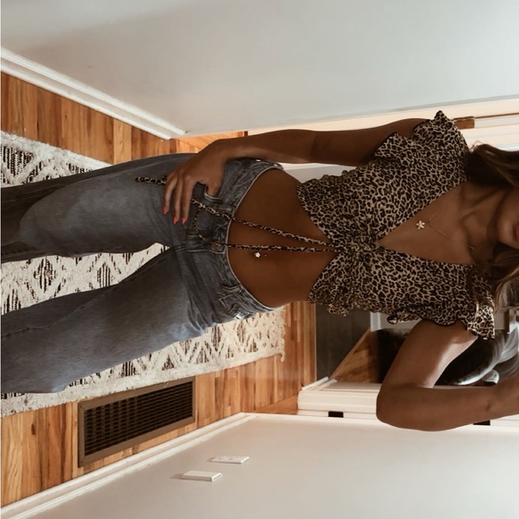 Leopard Print Ruffle Crop Top - Picture 3 of 3